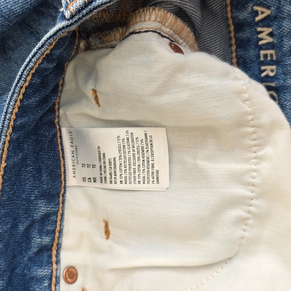 American Eagle Mom Short Stretch Blue Denim Distressed Frayed US 12 - Picture 6 of 8